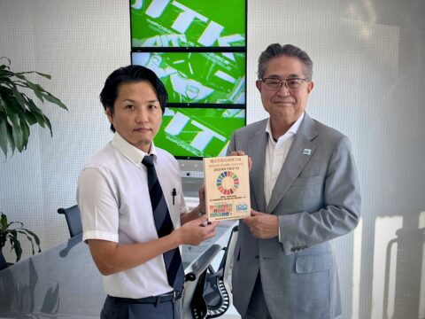 ポジティブ・インパクト・ファイナンスの記念盾が贈呈されました。