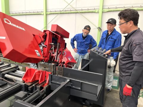 アマダマシナリーHFA-250を導入いたしました。